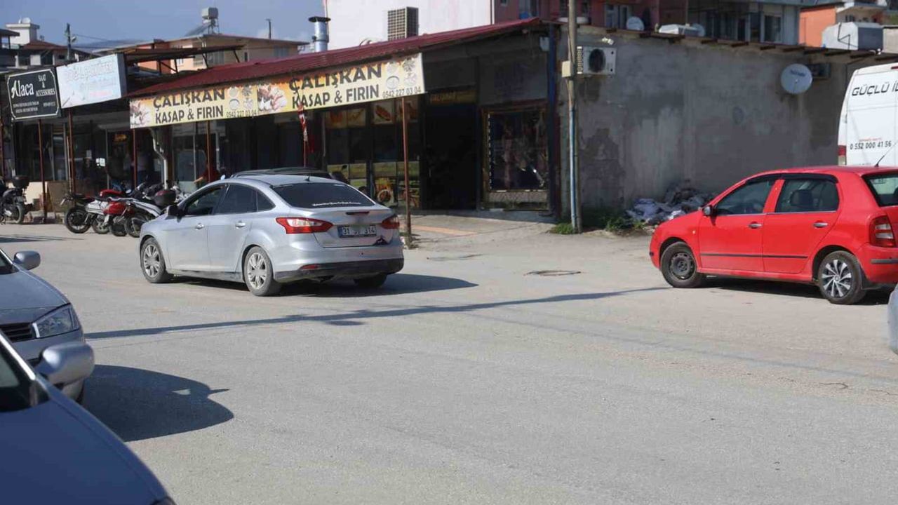 Kör noktada kalan bisikletli çocuk Antakya'da saniyelerle kurtuldu