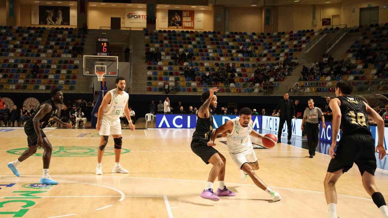 Körfez basket sezon açılışını Davis'in 31 sayısıyla galibiyetle süsledi