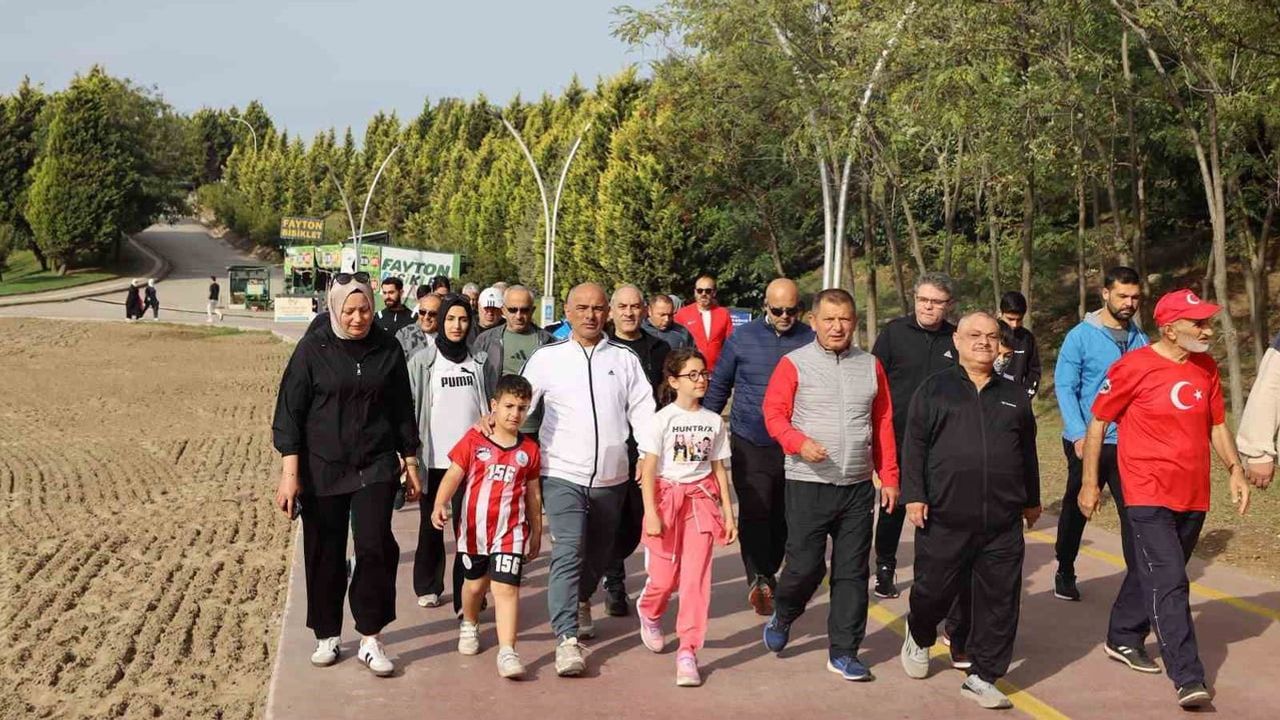 Körfez sahilinde 10 kilometrelik yürüyüşle sağlıklı yaşam vurgusu