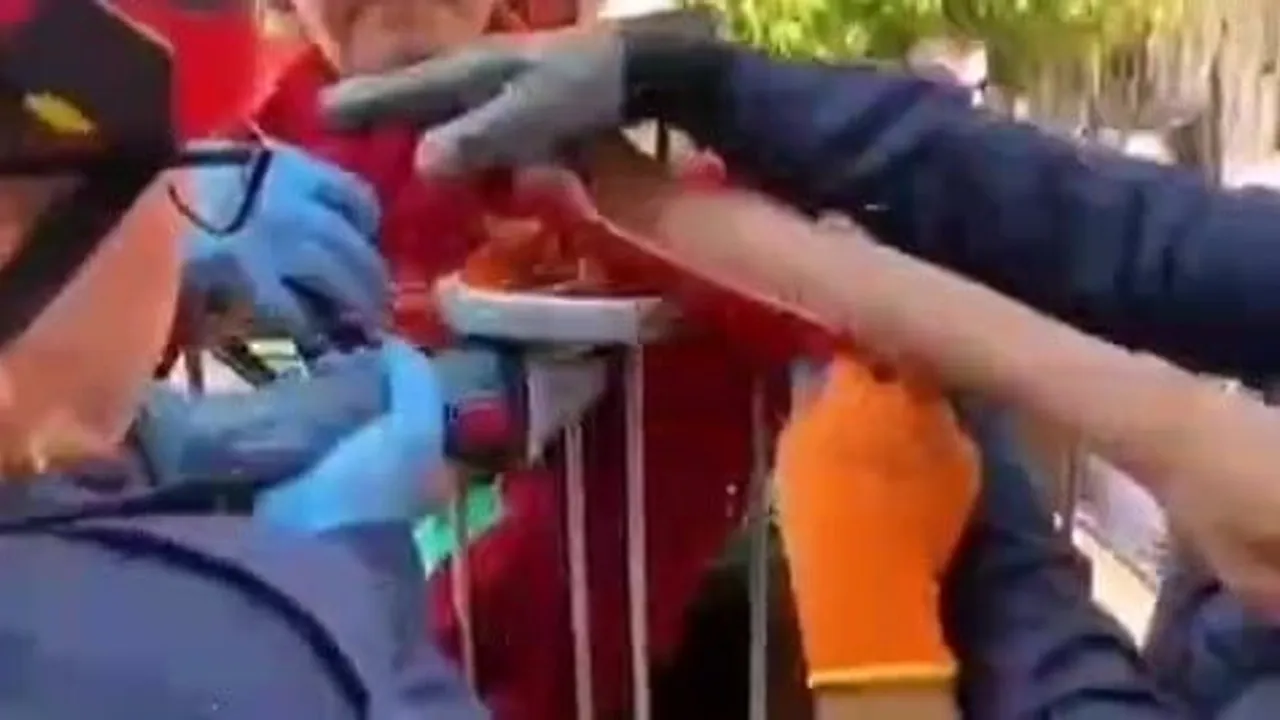 Korkuluk demiri koluna saplanan çocuk ekiplerin müdahalesiyle kurtarıldı