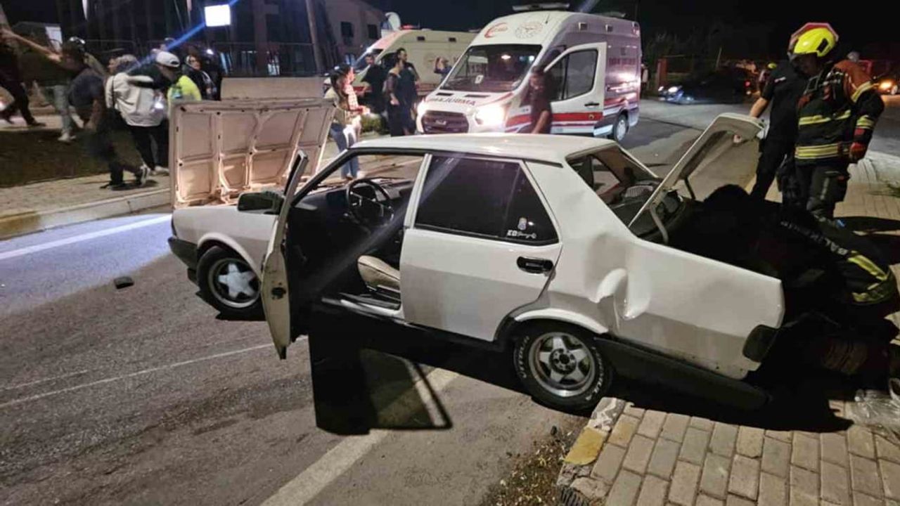 Korozman kavşağında çarpışma anı iş yeri kamerasında