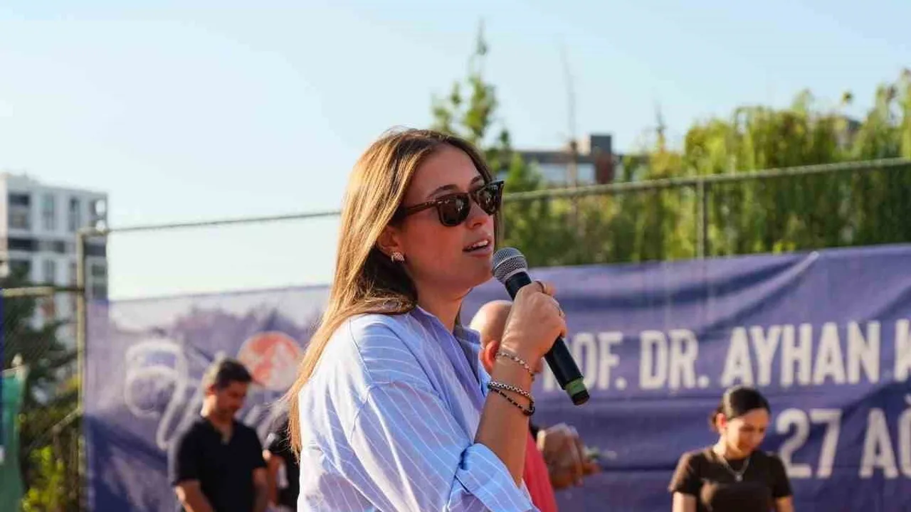 Kortlarda Ayhan Kızıl anısına tenis şöleni
