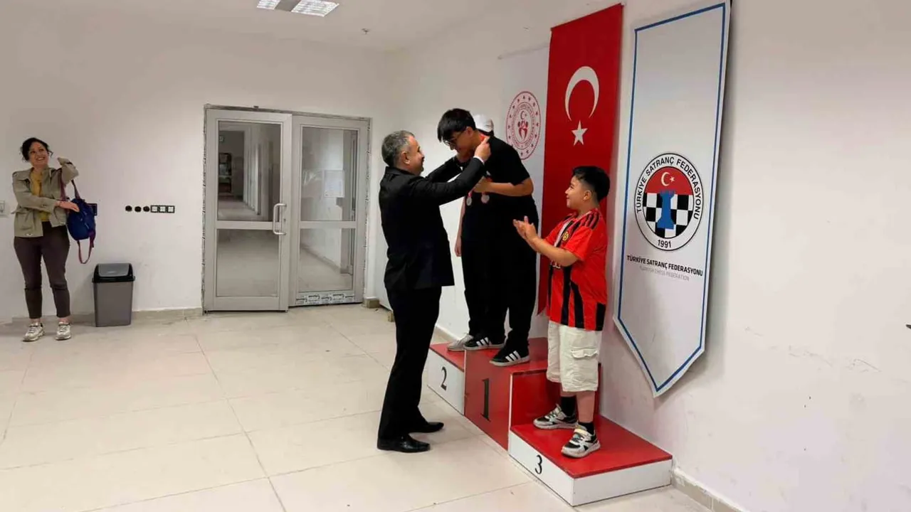 Koruma ve bakım altındaki çocuklar Eskişehir'de satrançta yarıştı