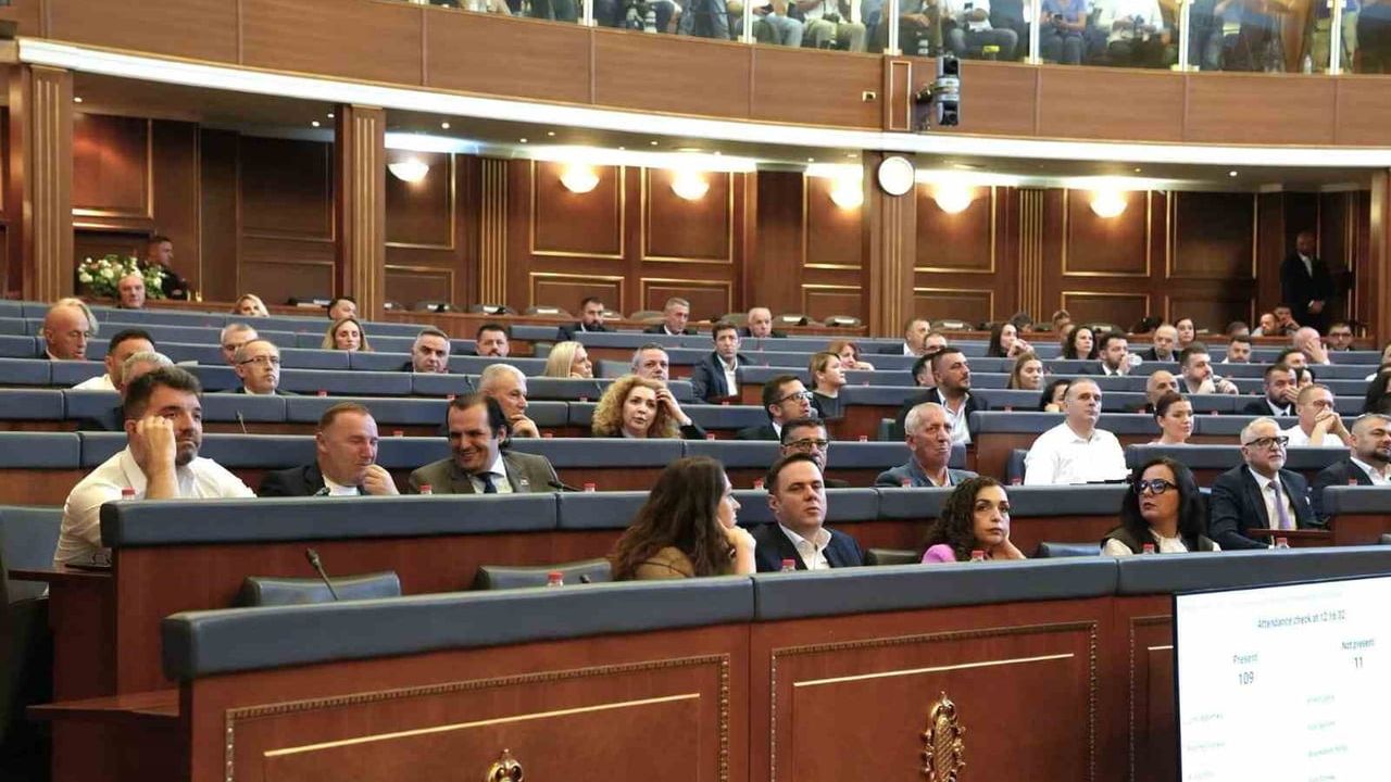 Kosova meclis başkanlığında devam kararı: Albulena Haxhiu yeniden seçildi