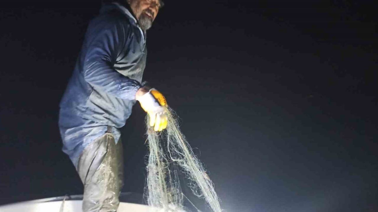 Kovada Gölü'nde kaçak ağ operasyonu: 600 metre ağa el konuldu, canlı balıklar suya bırakıldı