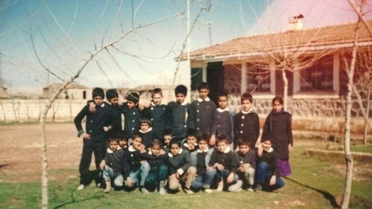Köy ilkokulunda 40 yıl sonra eski öğrencileriyle buluşan öğretmenin hikayesi