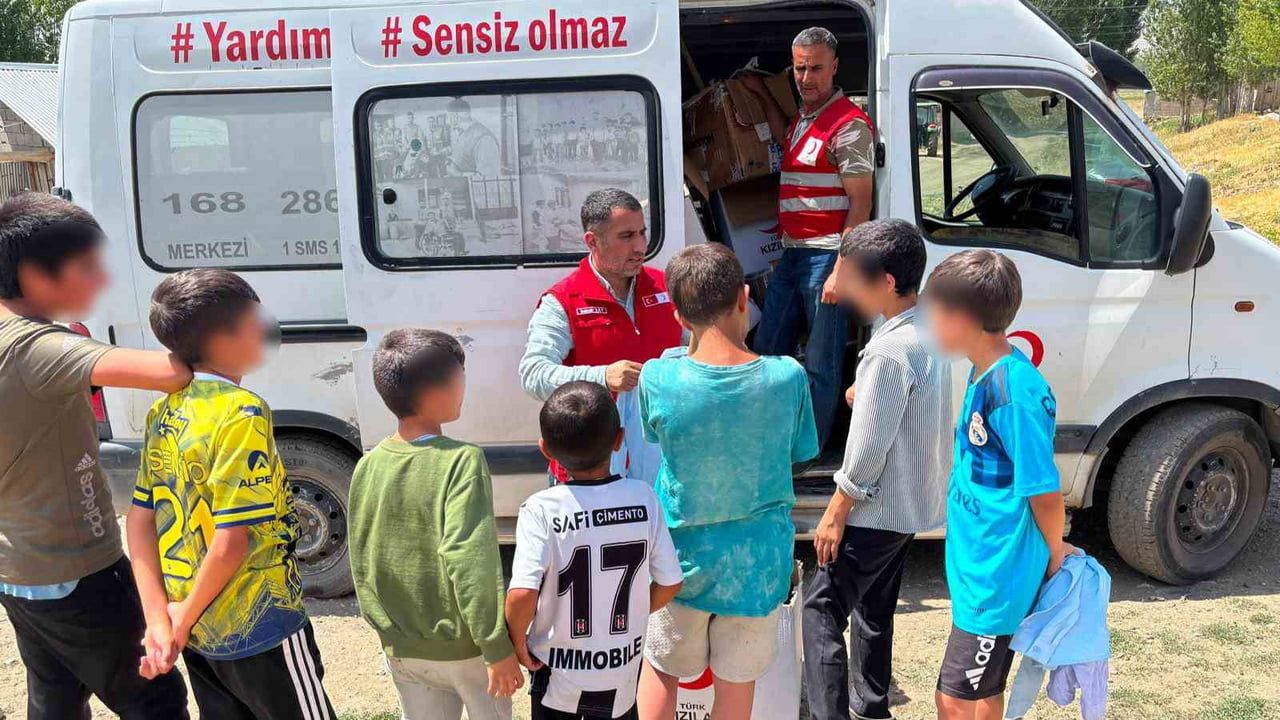 Köy köy umut taşıdılar: Kızılay Muradiye 2 bin çocuğa giyim desteği sağladı