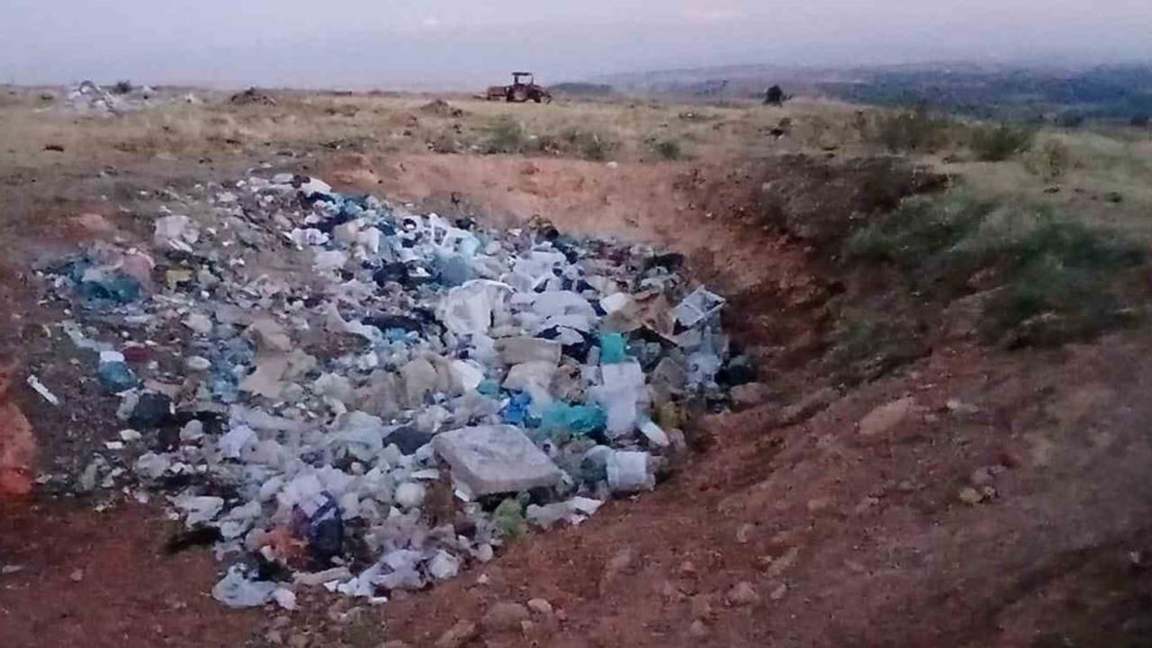 Köy merasına kurulan çöplük hayvanların ölümüne neden oldu