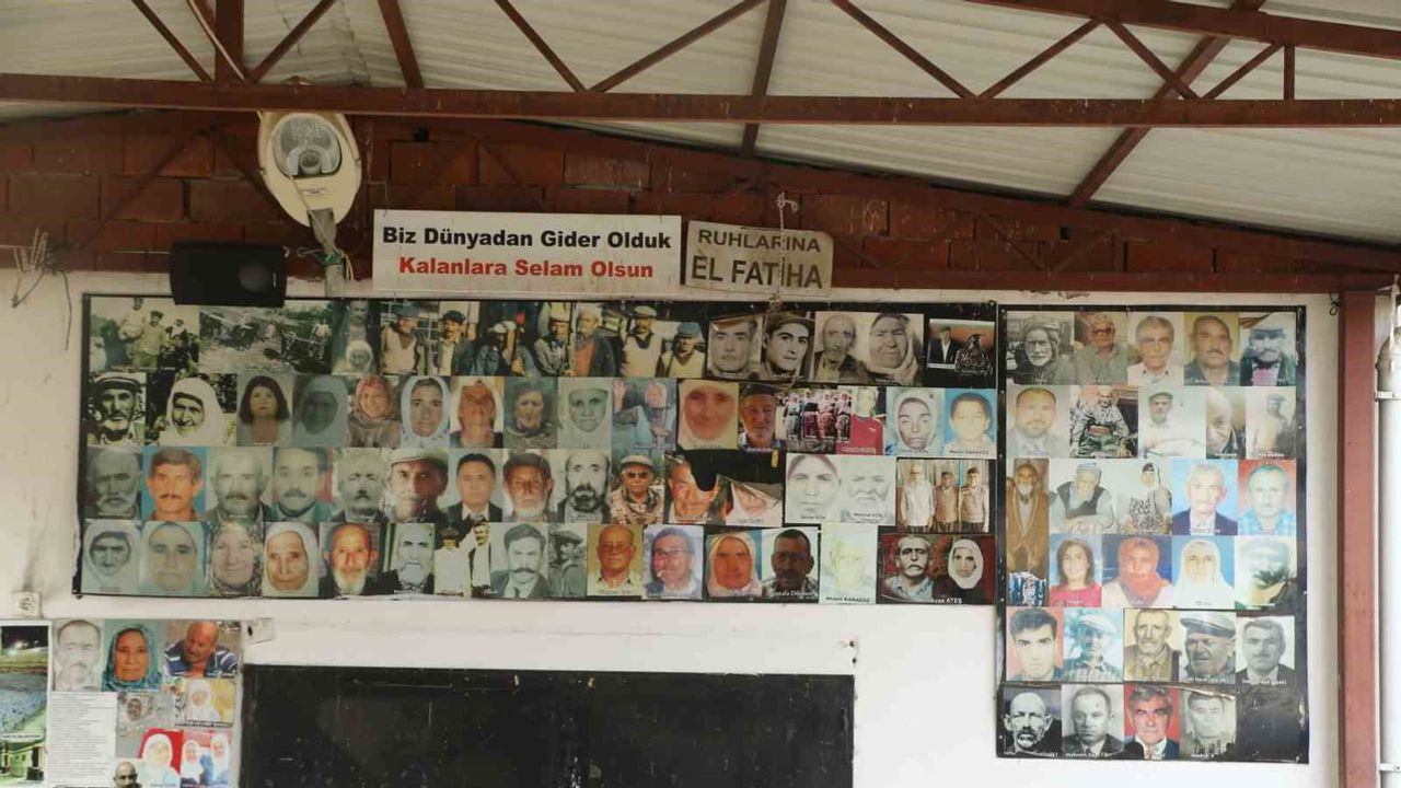 köy meydanındaki fotoğraf duvarı nesilleri canlı tutuyor