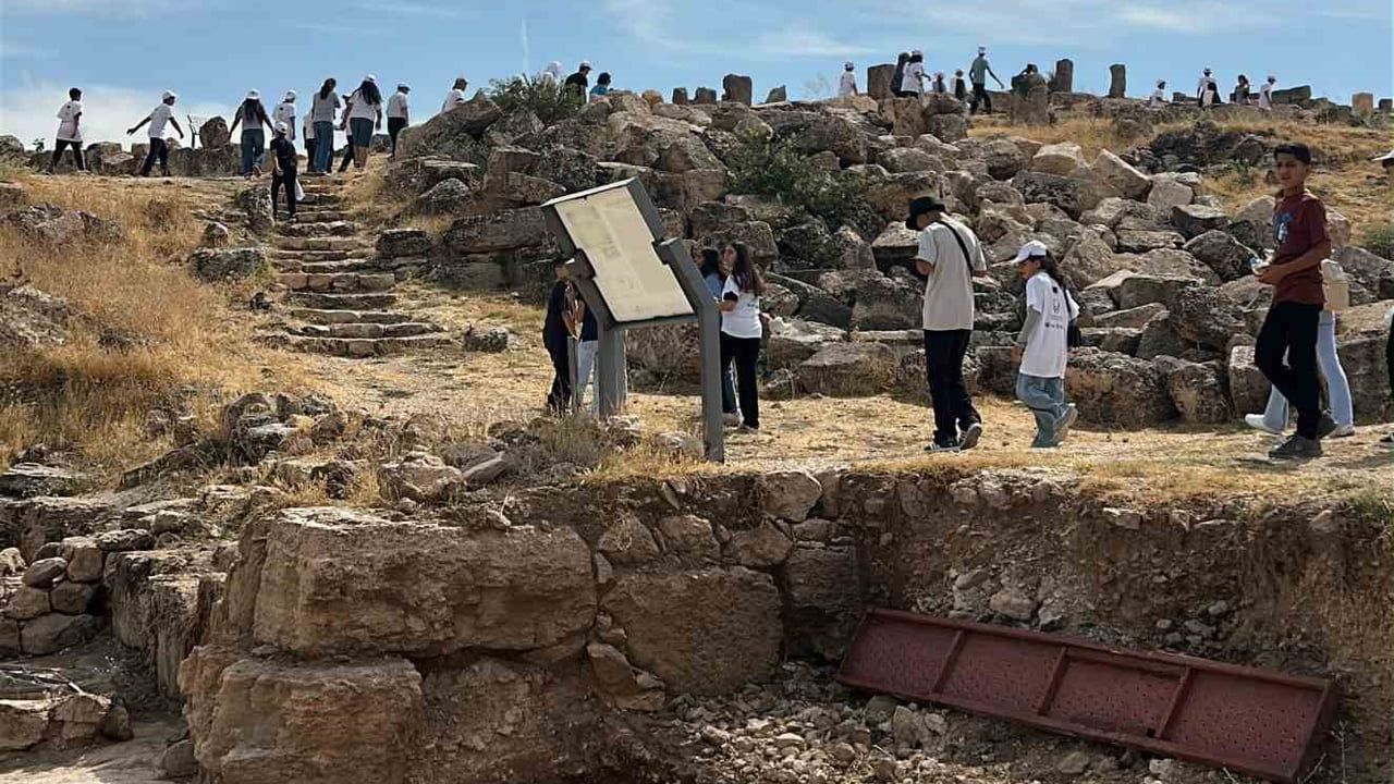 Köy öğrencileri Zerzevan Kalesi ile kültürel mirası tanıdı