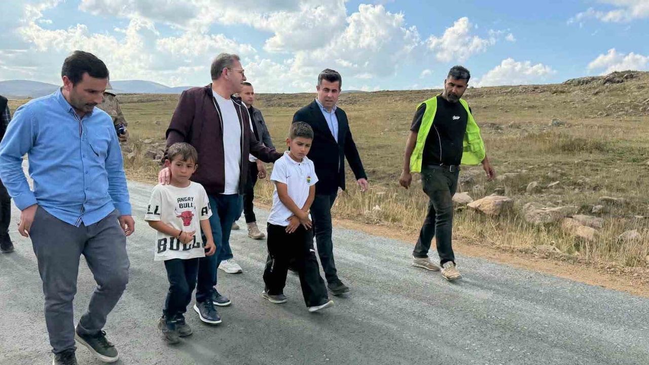 Köy yollarında çocukların ilgisi: Ziya Polat çalışmayı yerinde inceledi