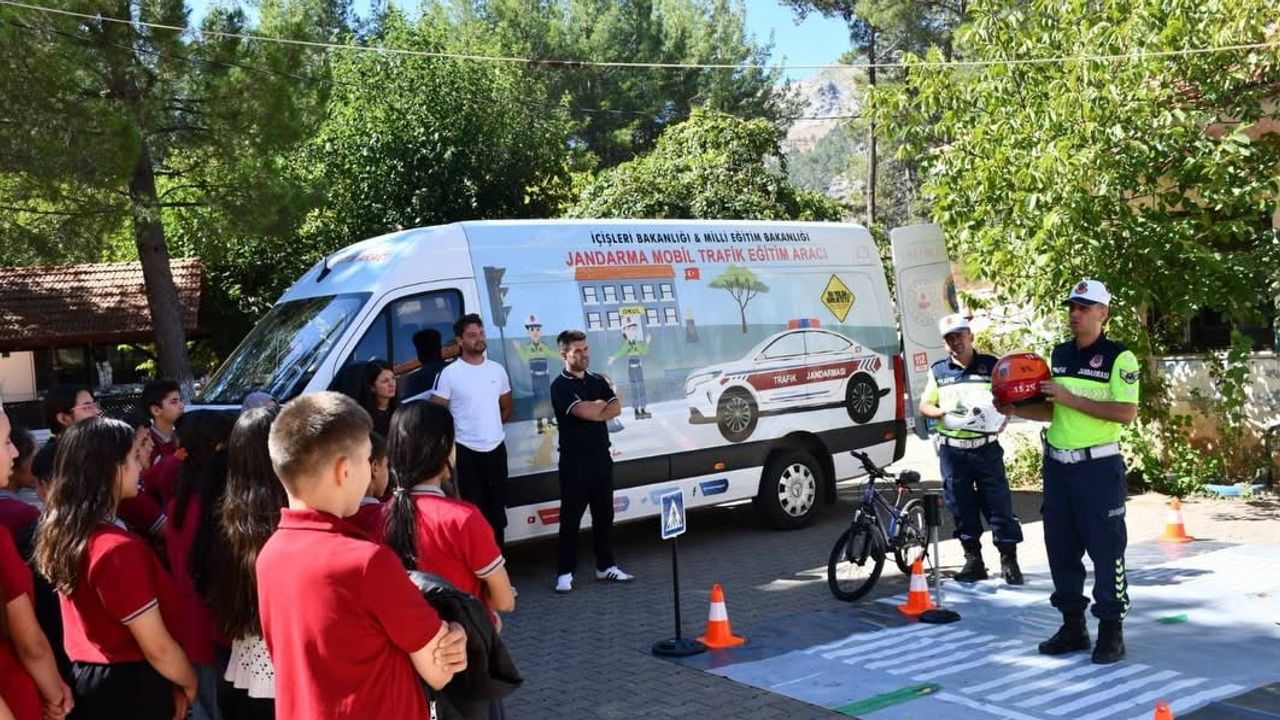 Köyceğiz'de Jandarma'dan okullara trafik kültürü eğitimi