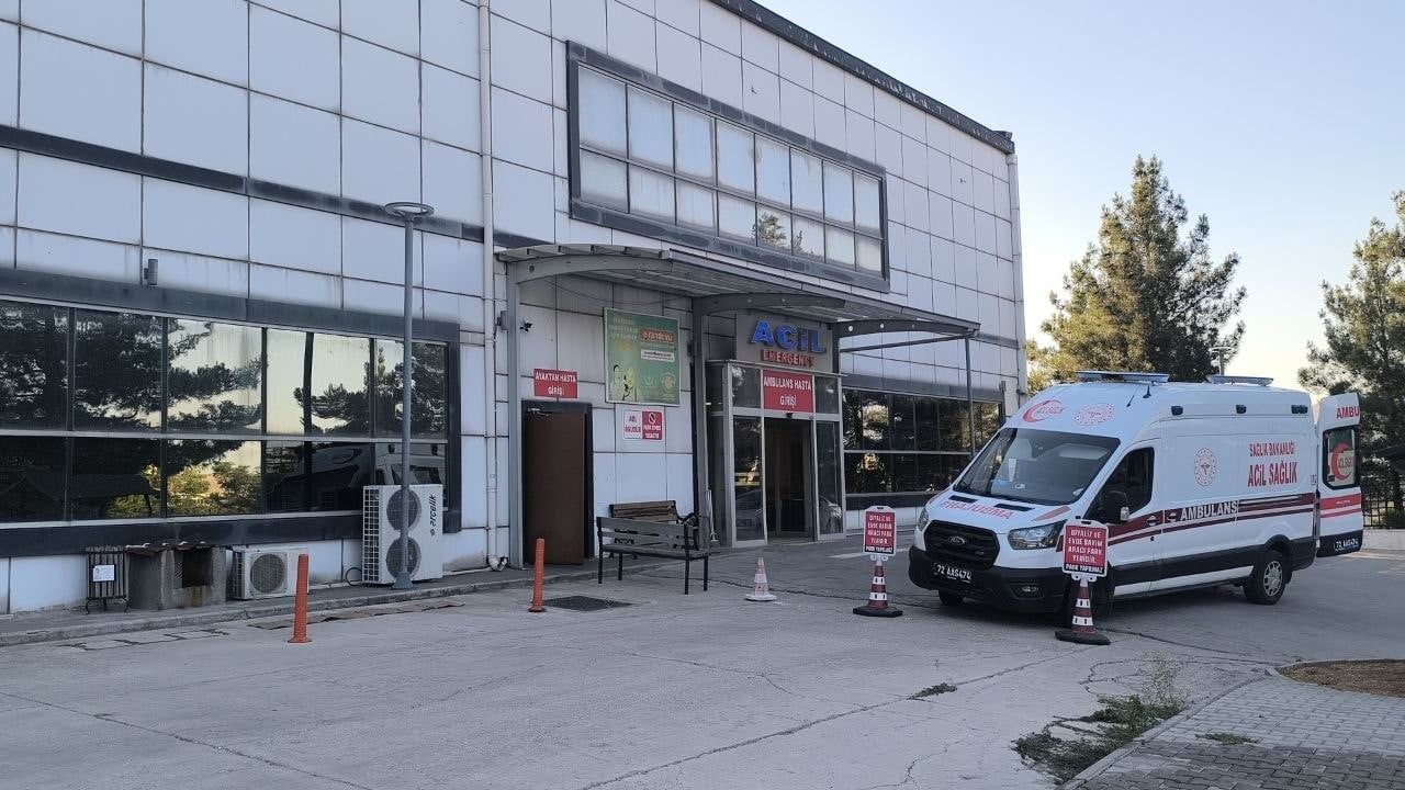 Köyde oyun oynayan 7 yaşındaki çocuğun bacağına havalı tüfek saçması isabet etti