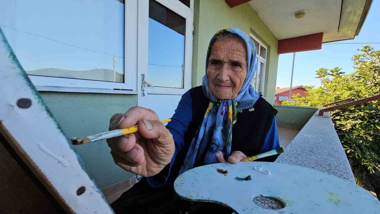 Köyün tuvali: Zonguldaklı 81 yaşındaki teyze 44 tablodan 80'e uzanan arşiv oluşturdu