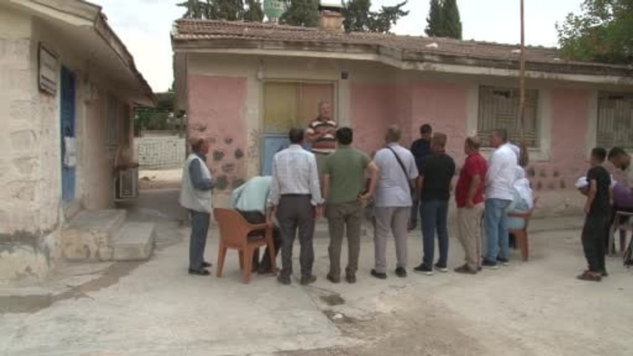 Köyüne 40 yıl sonra dönen öğretmen eski öğrencileriyle hasreti giderdi