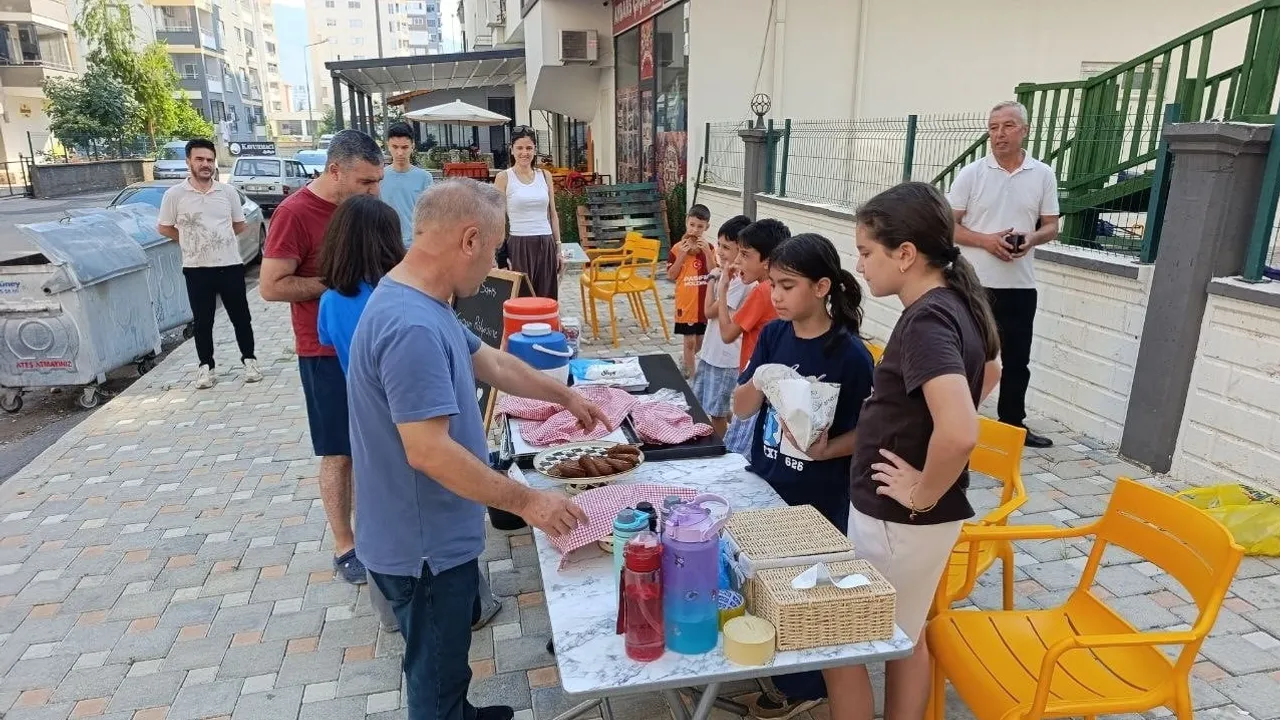 Kozan'da çocukların tezgahı, yangından etkilenen ailelere destek