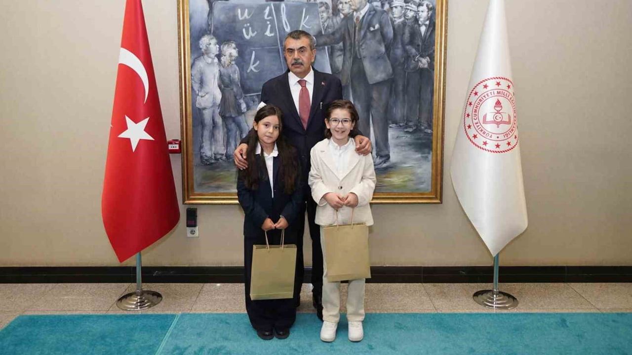 Küçük müzisyenler Erdoğan'la türkü sonrası bakan Tekin'i ziyaret etti