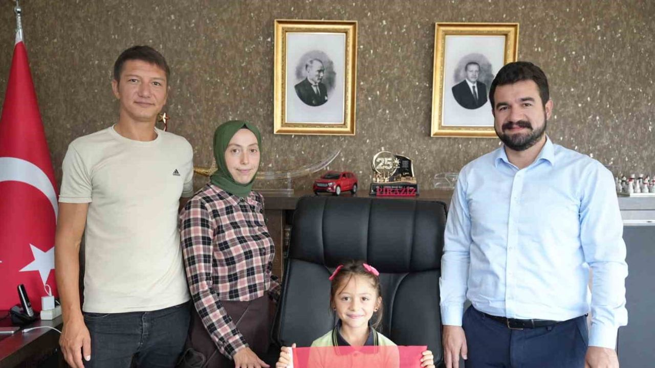 Küçük Nehir'in bayrak hassasiyeti Piraziz'de takdir topladı