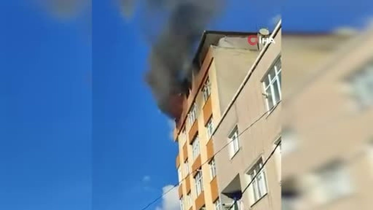Küçükçekmece'de çatı katında çıkan yangın evi kullanılamaz bıraktı