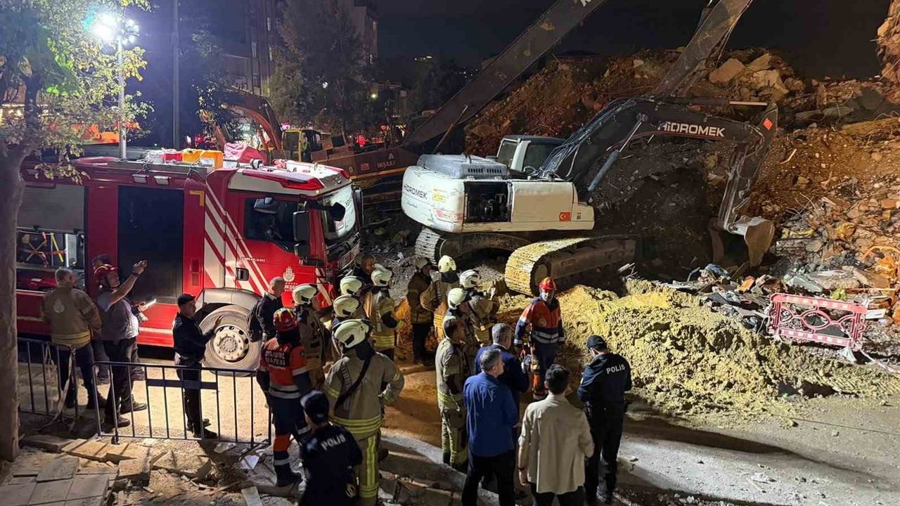 Küçükçekmece'de dönüşüm sahasında beklenmedik çöküş: ekipler çalışmaya başladı