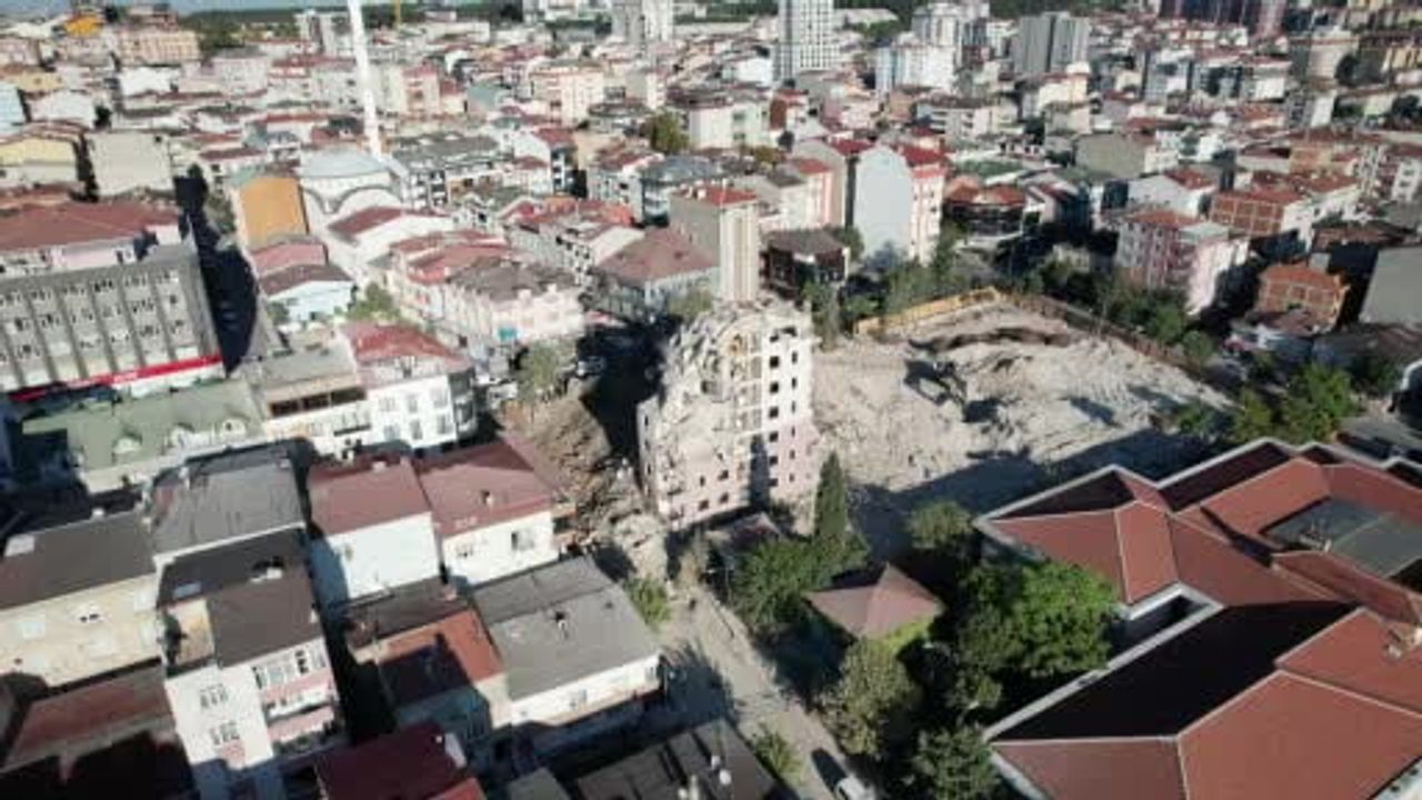 Küçükçekmece'de dönüşüm sürecindeki blok gece aniden çöktü, sabah dronla kaydedildi