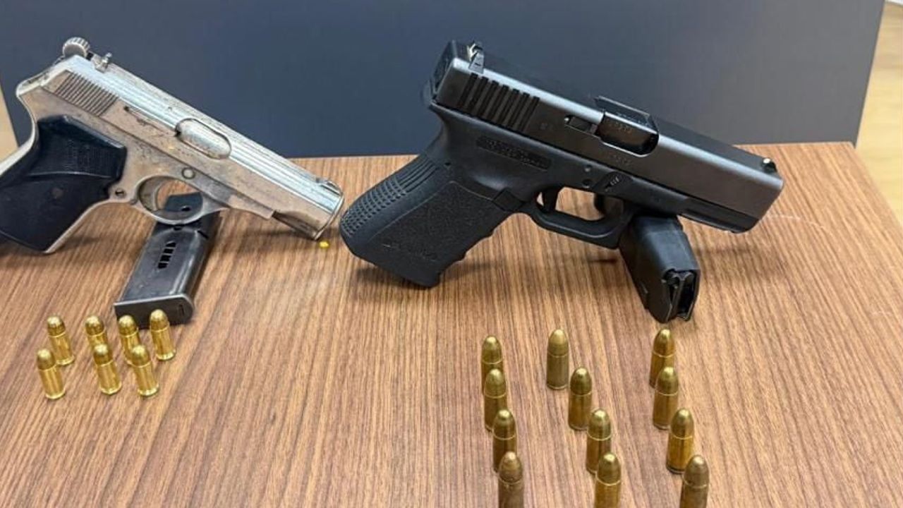 Küçükçekmece'de durdurulan çakar tertibatlı araçta iki ruhsatsız tabanca ele geçirildi