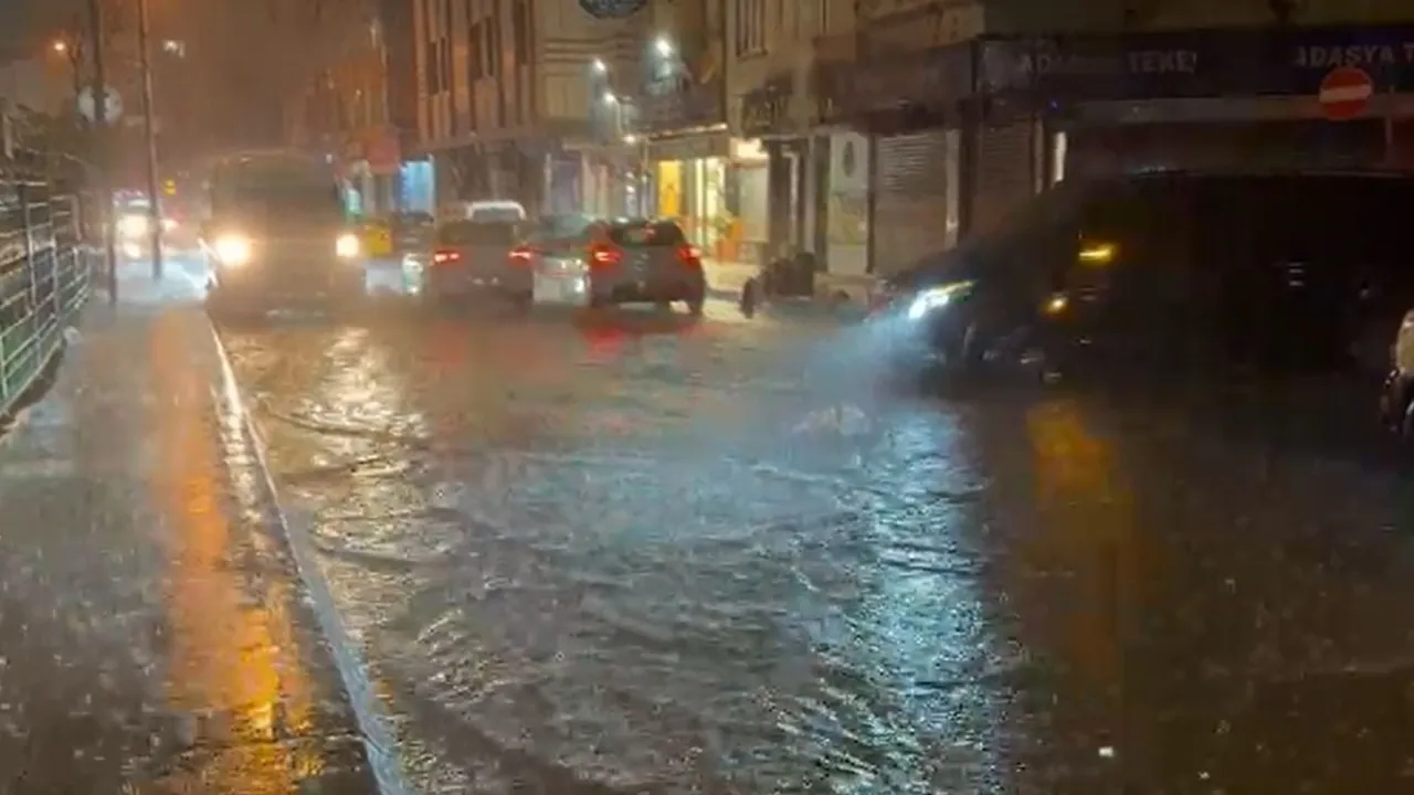 küçükçekmece'de sağanak hayatı aksattı, yollar göle döndü