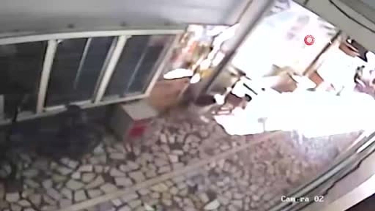 Küçükçekmece'de yaka kamerasına yansıyan kovalamaca iki zanlıyı adliyeye götürdü