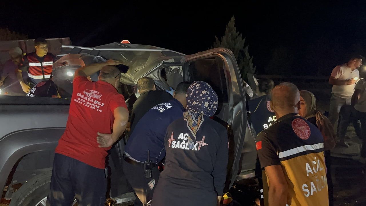 Kula'da Esenyazı kavşağında gece çarpışması: kamyonet tıra arkadan çarptı, bir kişi öldü