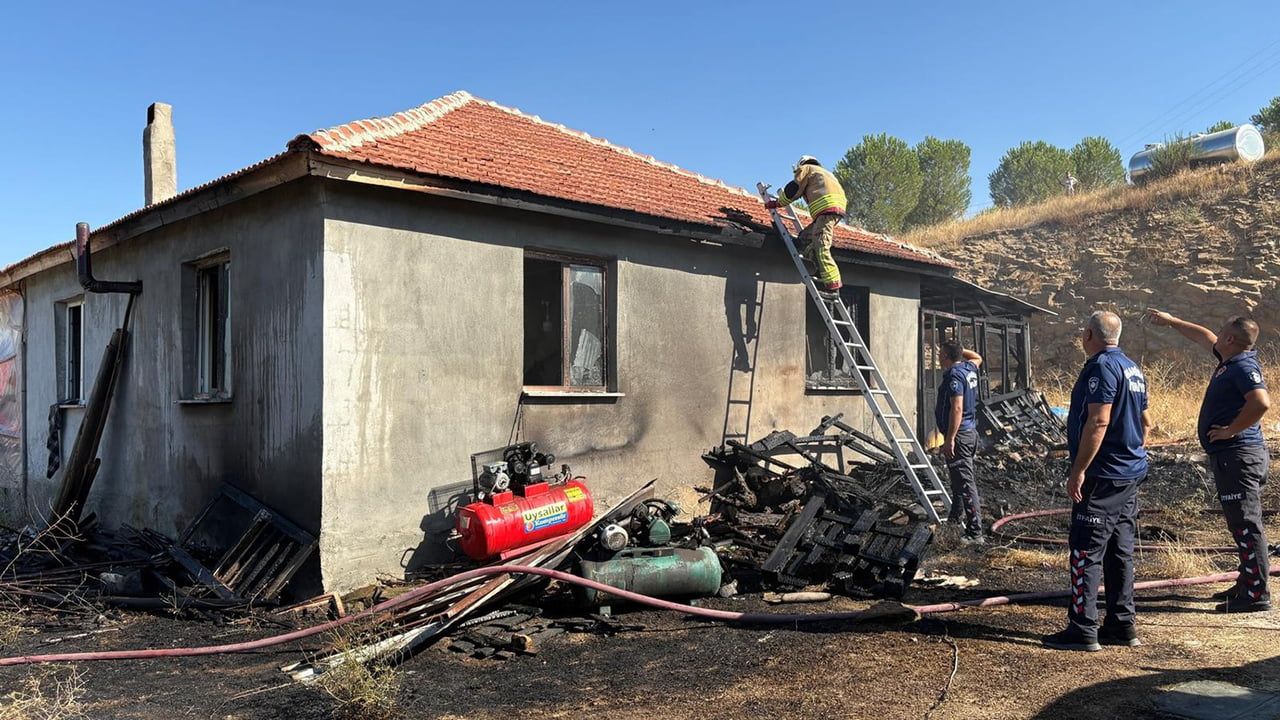 Kula'da ev yangını bahçedeki kuru otları tutuşturdu, itfaiye büyümeden söndürdü