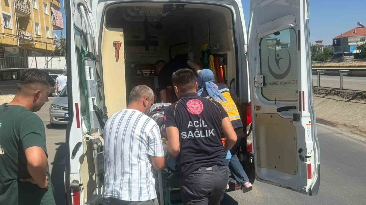 Kula'da Galericiler Sitesi önünde devrilen üç tekerli bisiklet sürücüyü hastaneye götürdü