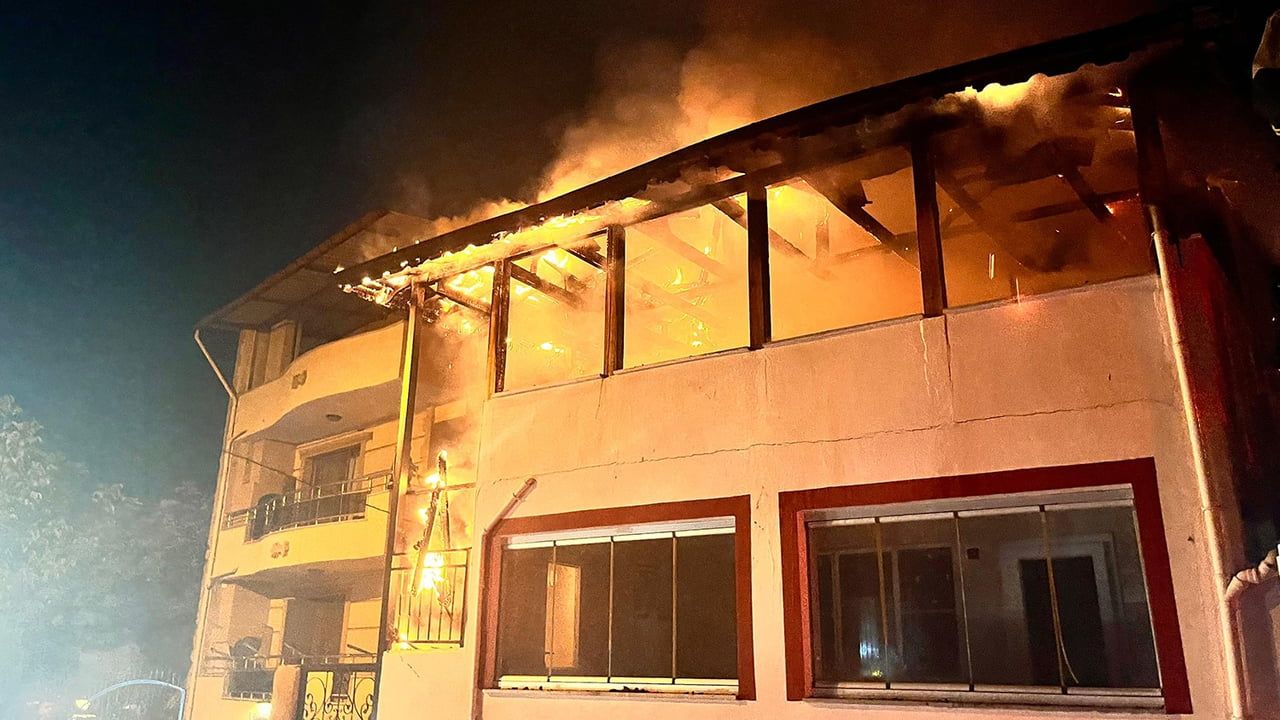 Kula'da kullanılmayan evde çıkan gece yangını çevreyi alarma geçirdi