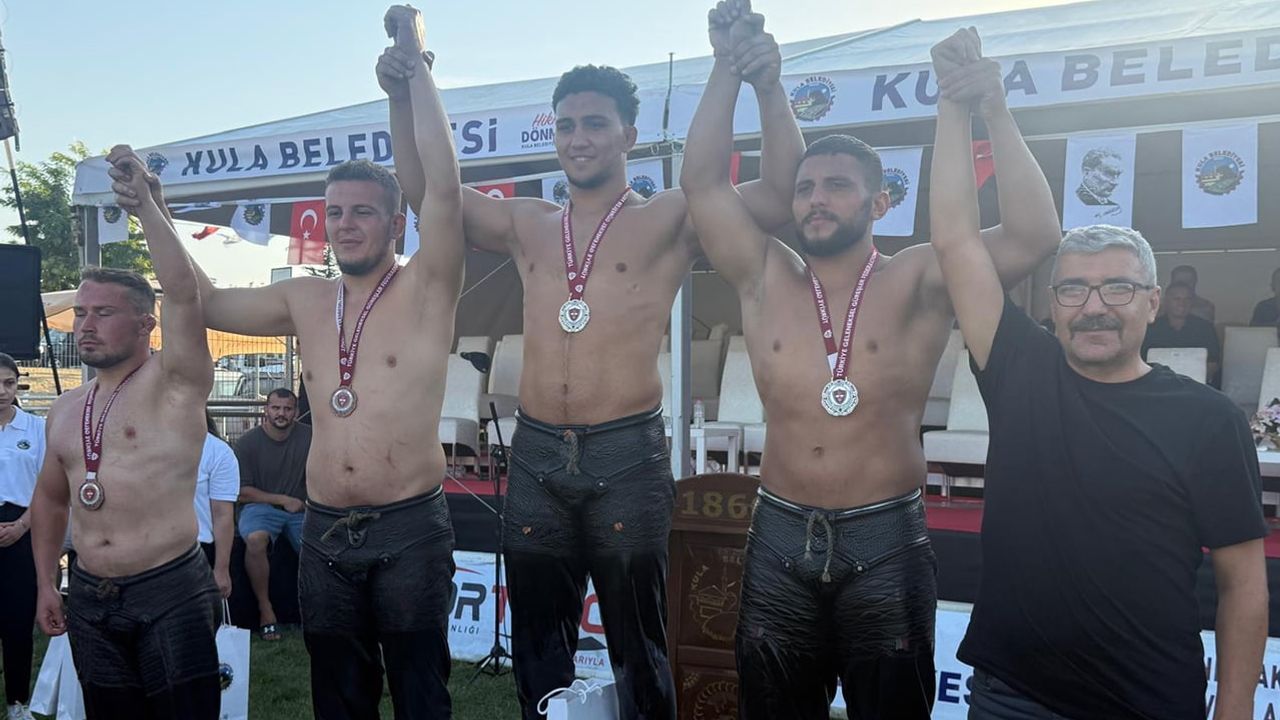 Kula er meydanı'nda başpehlivanlığa Feyzullah Aktürk uzandı