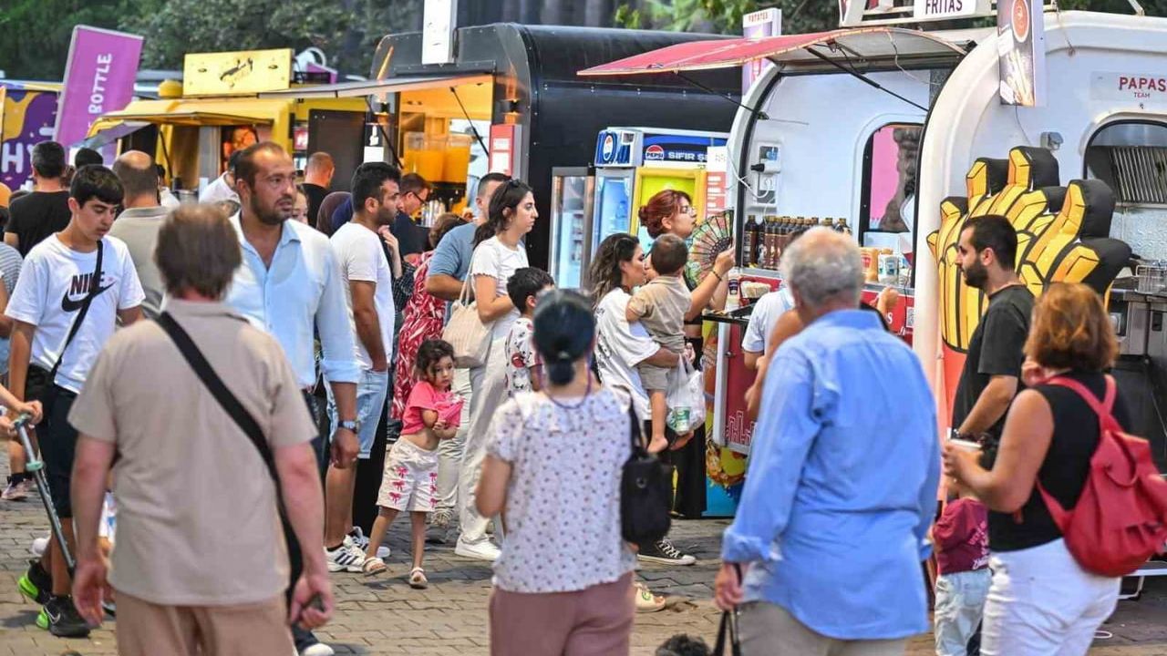 Kültürpark’ın gıda alanı dumansız, hijyenik ve ferah bir mola sunuyor