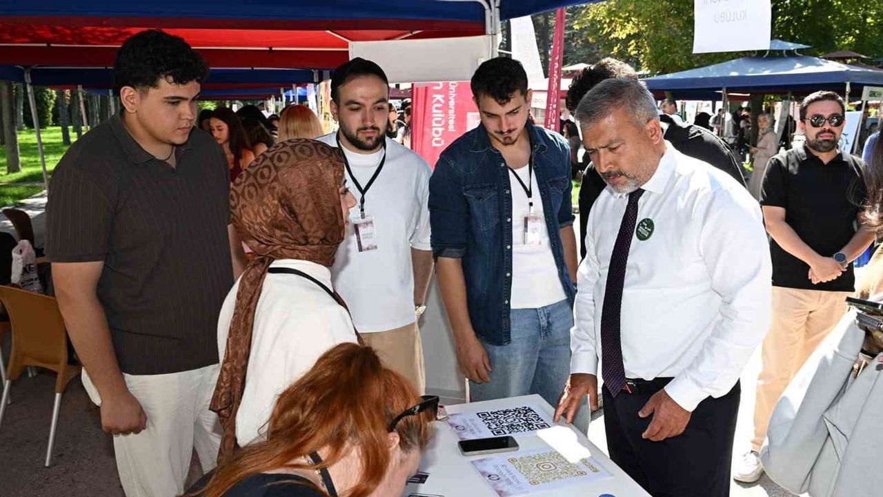 Kulüplerle üniversiteye uyum: Sinema Anadolu Sokağında stant şenliği