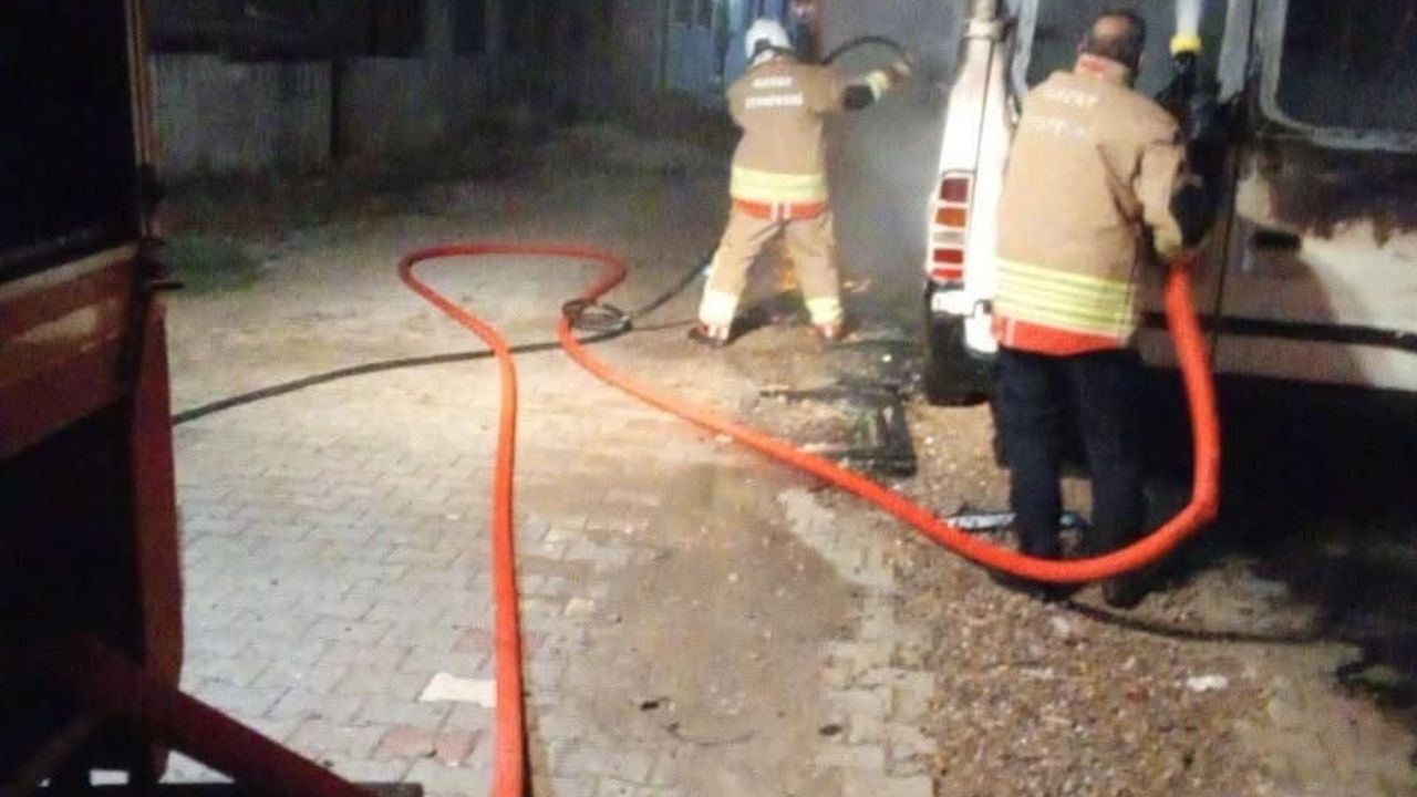 Kumlu'da park halindeki minibüs yangında kullanılmaz hale geldi