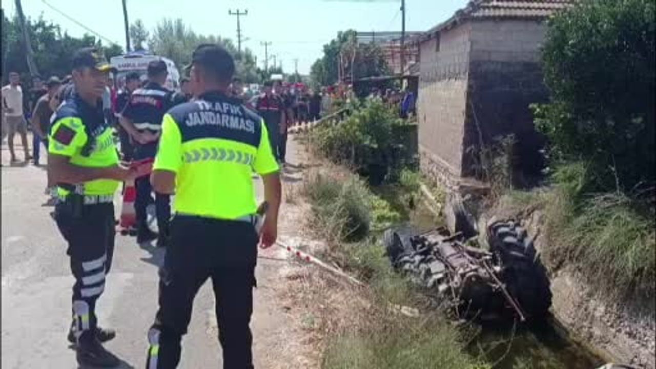 Kumluca'da portakal bahçesinden dönerken su kanalına devrilen traktör sürücüsü yaşamını yitirdi