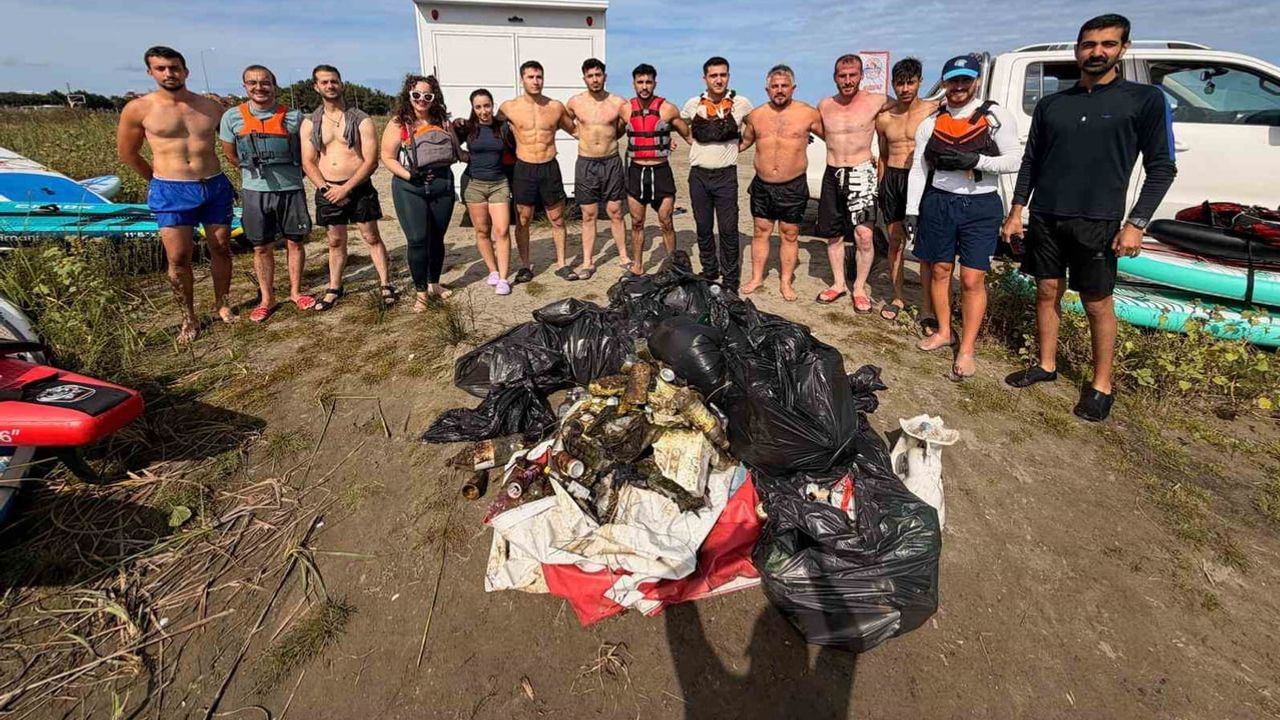 Küreklerle Mavi Miras: su sporcuları kıyıları temizledi