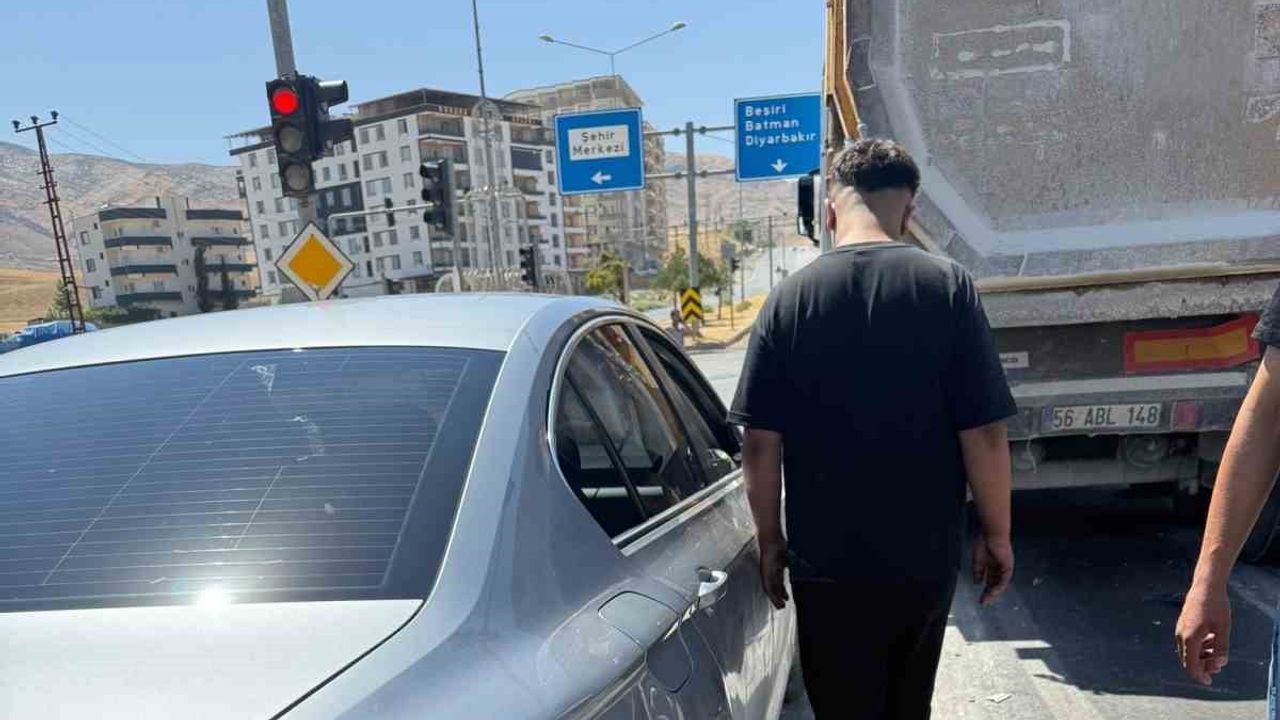 Kurtalan kavşağında arkadan çarpma: kırmızı ışıkta bekleyen araçlar maddi hasar gördü