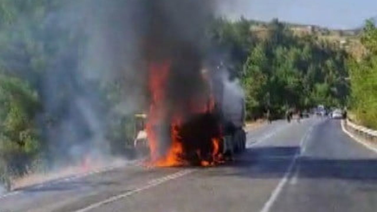 Kürtül'de seyir halindeki kamyon alev aldı, itfaiye müdahale etti