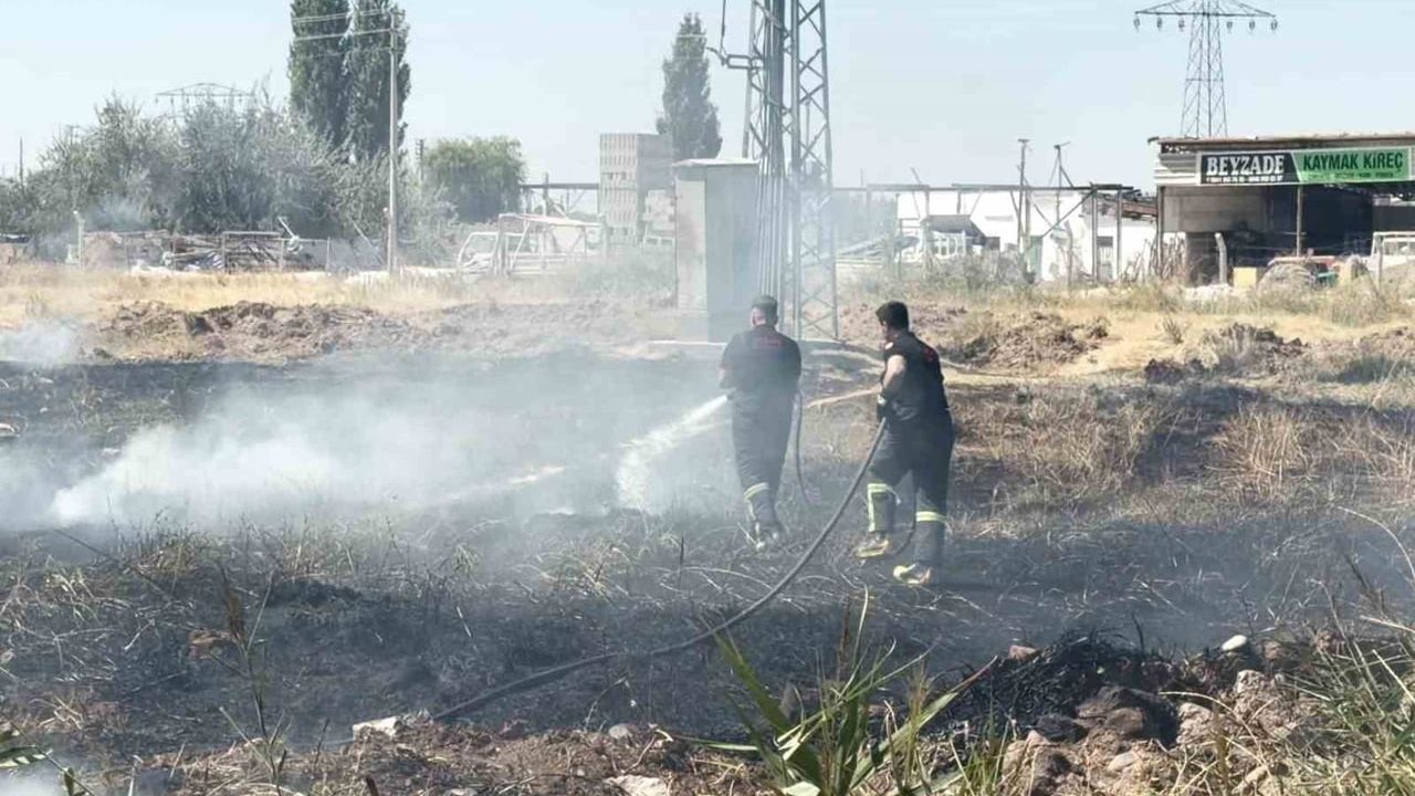 Kuru ot alevleri Aksaray’da bir dönümlük araziyi kül etti