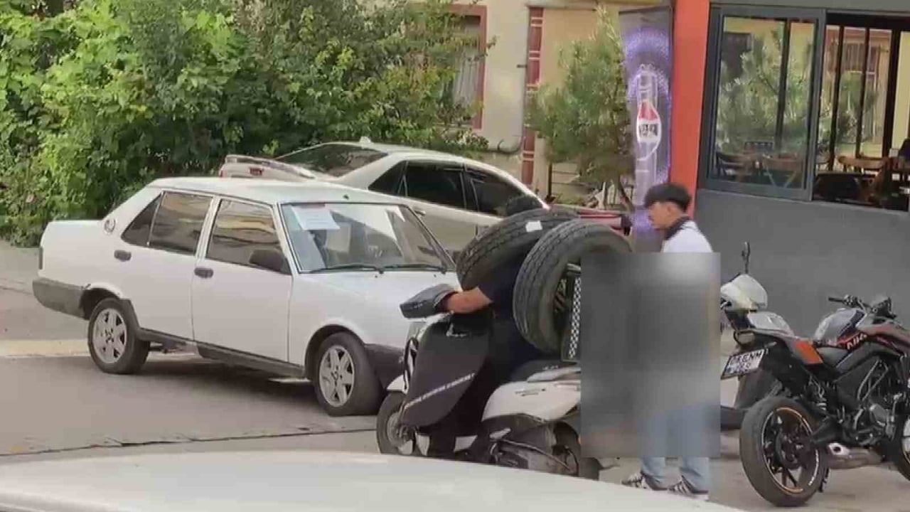 Kuryenin boynuna lastik asıp motosikletle taşıdığı anlar kayda geçti