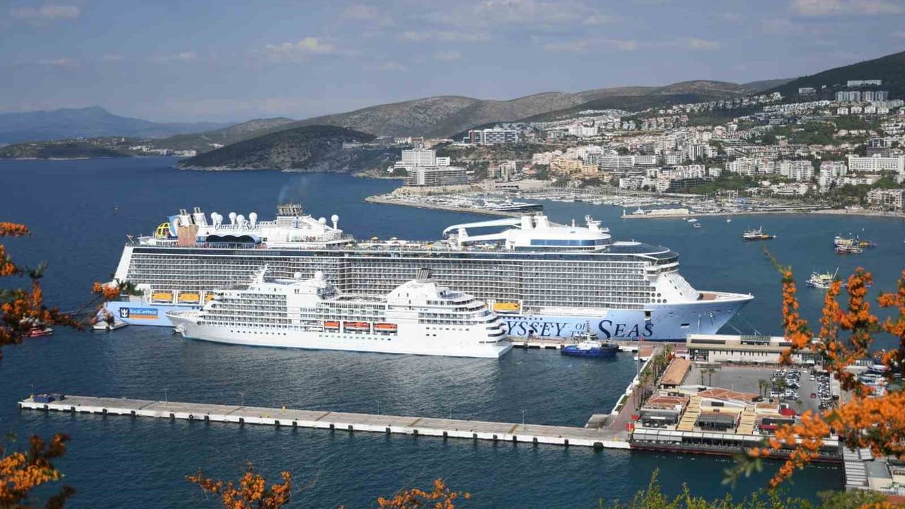 Kuşadası limanında kruvaziyer bereketi: iki gemiyle 4 bin 694 ziyaretçi