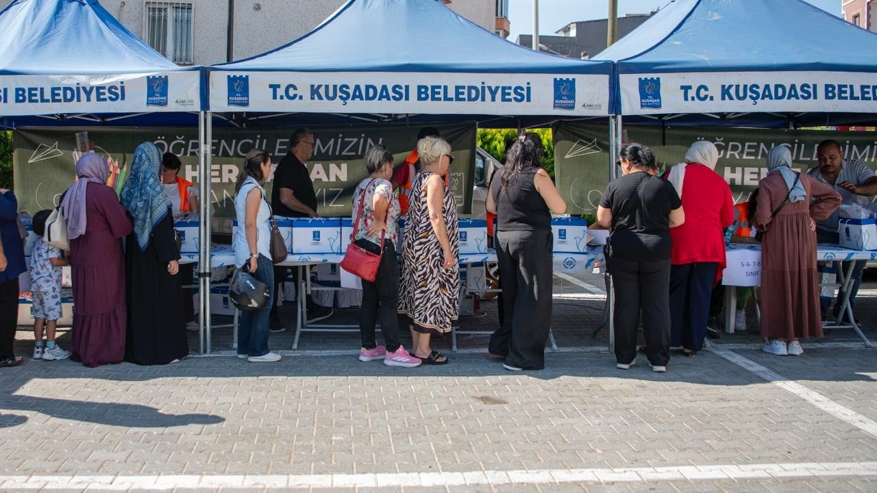 Kuşadası'nda 1.200 öğrenciye kırtasiye desteğiyle yeni eğitim yılına destek