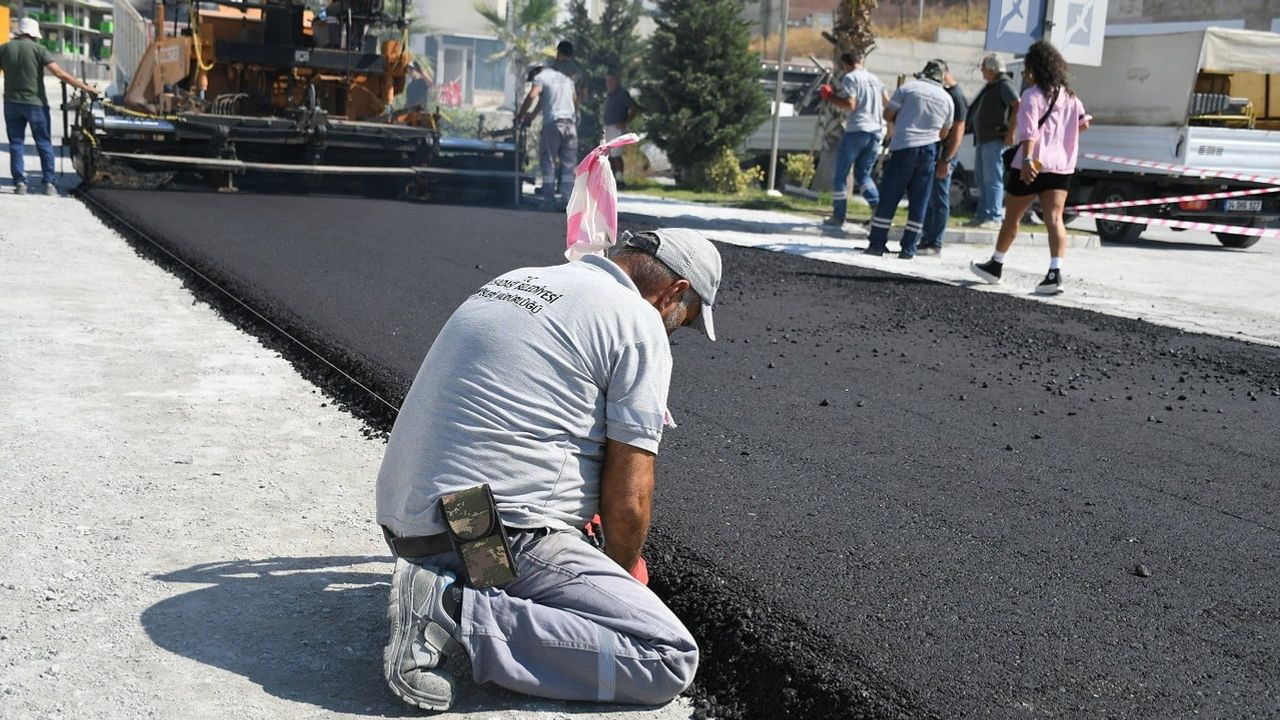 Kuşadası'nda Değirmendere Mahallesi'ne sıcak asfalt