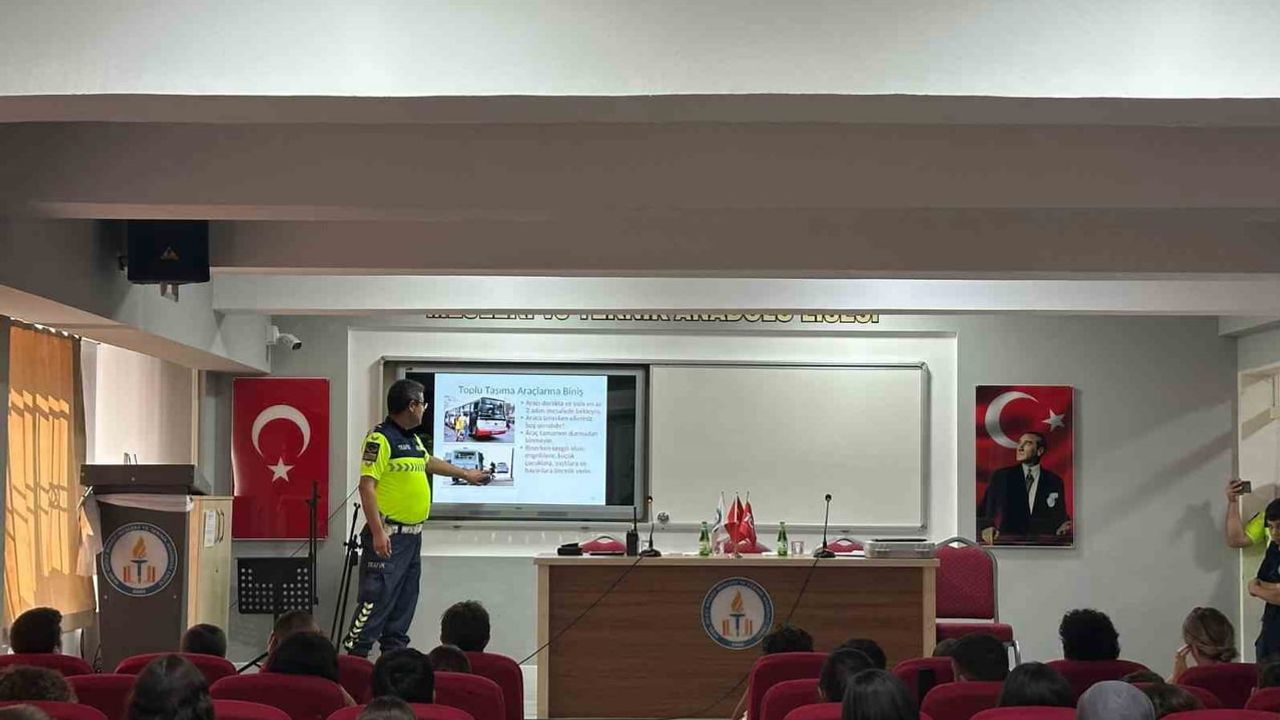 Kuşadası'nda gençlere trafikte güvenli sürüş bilinci kazandırıldı