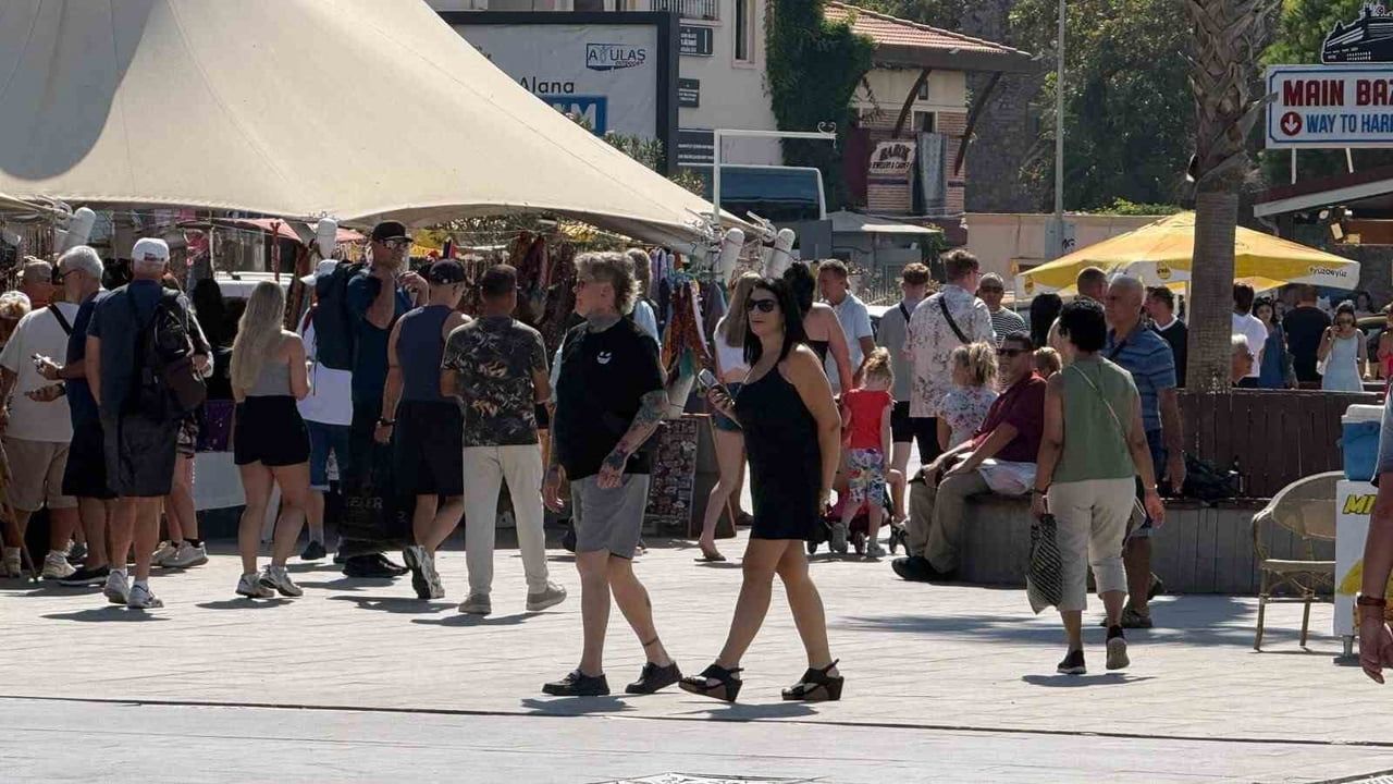 Kuşadası'nda kruvaziyer dalgası: dört gemiyle 11 bin 811 turist geldi