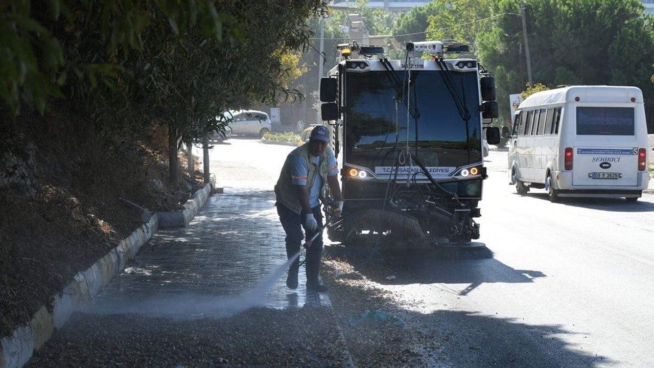 Kuşadası'nda 'küçük dev' Bucher ile cadde temizliği: teknolojik yöntemlerle hijyen sağlandı