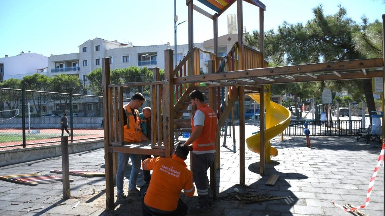 Kuşadası'nda parklar yeni oyun alanlarıyla canlanıyor