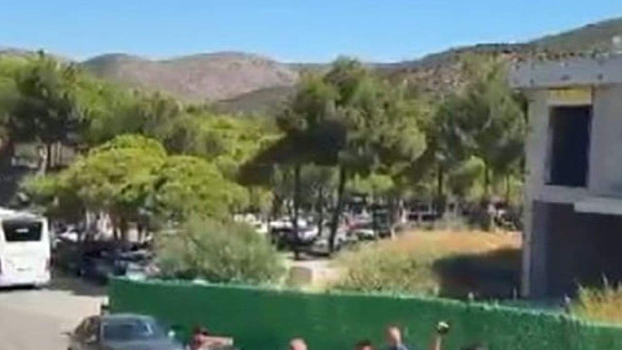 Kuşadası'nda tatilciler içeride kalırken çalışanlar maaş için oteli kapattı